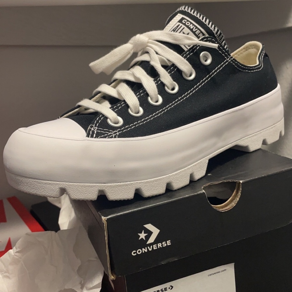 Brand new converse, never worn women’s size 8